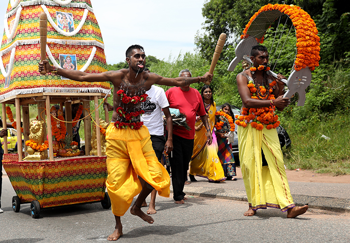 On the day of the festival, many devotees shave their heads and undertake a pilgrimage along a set route while engaging in various acts of devotion.