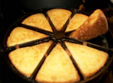 Iron Skillet Cornbread - Dee Dee's