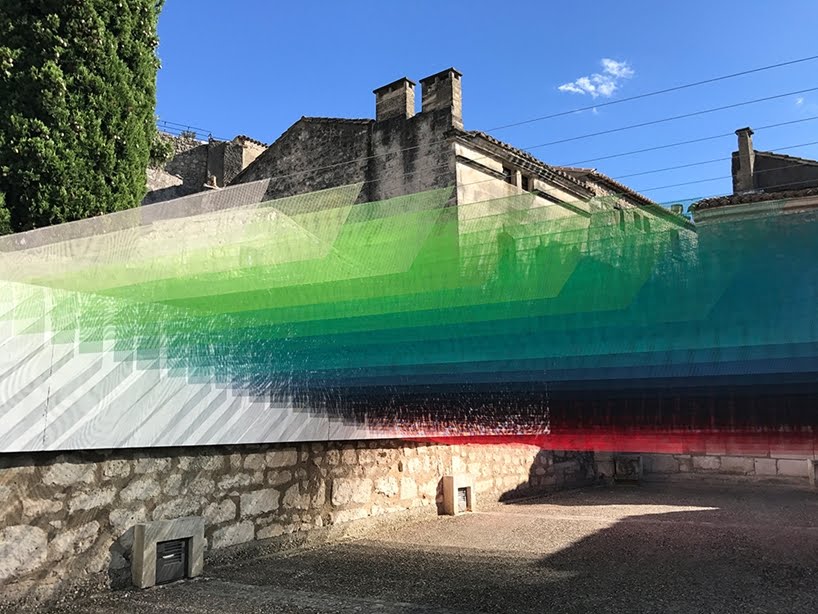 Coloridas instalaciones de pintura y conexiones en forma de malla entre un mundo analógico y digital