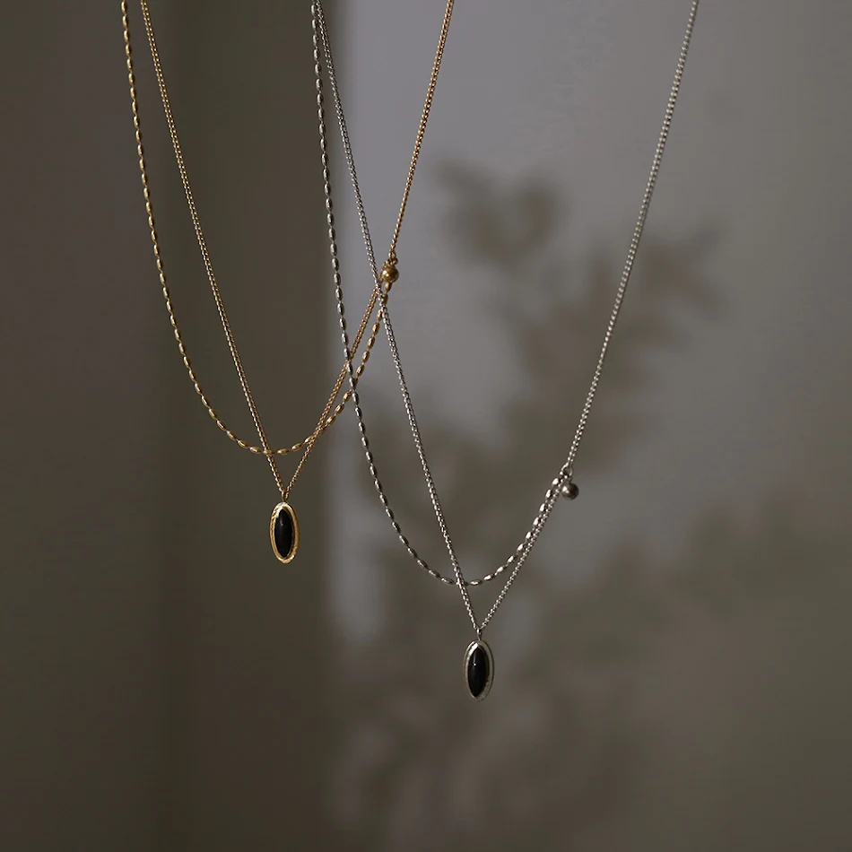 Collier pendentif ovale noir vintage français pour femmes en alliage. Un bijou élégant et intemporel, parfait pour sublimer votre look.