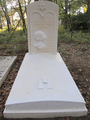 Tombe en pierre calcaire au cimetière juif de Carpentras 84 Vaucluse