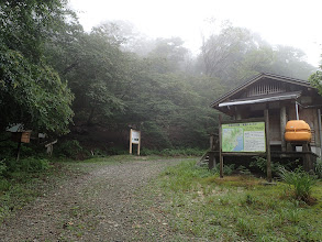 黒河峠に到着（左が登山口、右はトイレ）