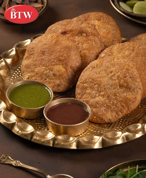 Pyaz Kachori 2 Pcs