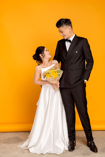 Thậm chí, chính người yêu cũ của Ngọc là người chụp ảnh cưới tặng cặp đôi.
