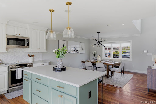 Buy this luxury property in Massapequa (United States) with pool