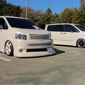 ヴォクシー ZRR70W