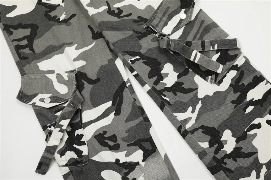 Pantalon droit ample camouflage à couleurs contrastées pour homme. Un style décontracté et tendance, parfait pour un look urbain et confortable.