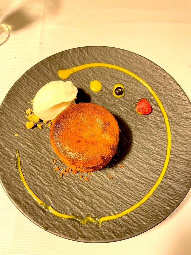 Praliné coulant with coconut ice cream