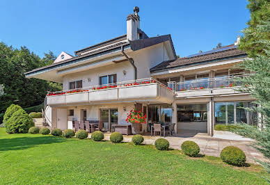 Villa with pool and garden 5