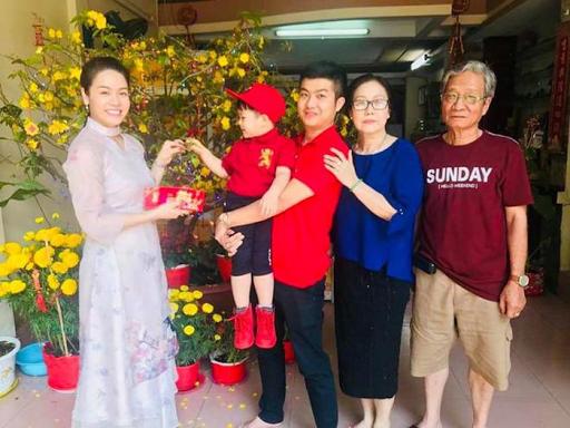 Bức ảnh gia đình chụp vào dịp Tết 2019, nhưng thực chất họ đã ly hôn từ 3 năm trước