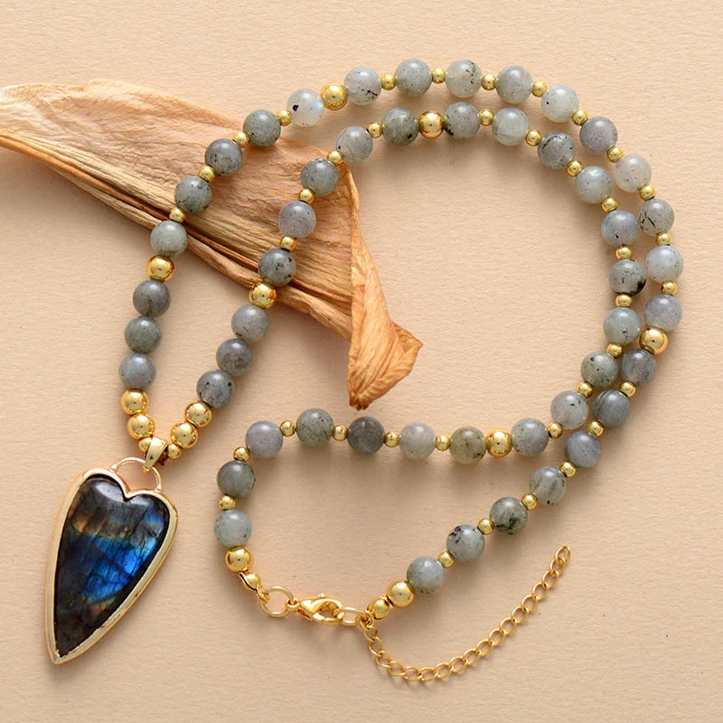 Collier avec pendentif Labradorite Love de haute qualité, pour l'amour et la protection. Un bijou unique.