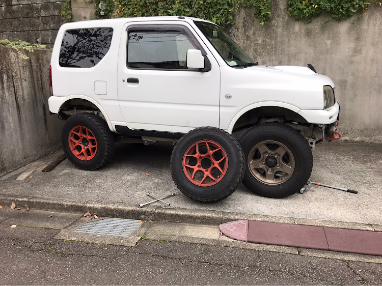 ジムニーのDIY・タイヤ交換・タイヤキャリア！笑・タイヤ当たる所削り塗装し直し！てーげー！笑に関するカスタム事例の投稿画像1枚目