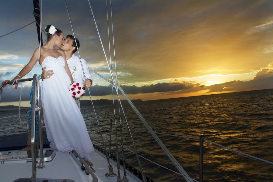 Fotógrafo de casamento Alena Ya (lifestylephoto). Foto de 3 de março 2015