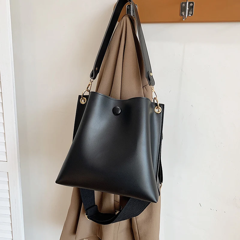 Sac seau femme à bandoulière unique, texturé, littéraire et polyvalent. Un accessoire de mode parfait pour un style unique et féminin.