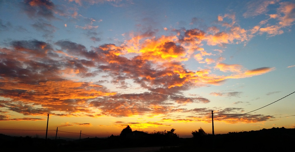 Nuvole colorate dalla luce del tramonto di MWALTER