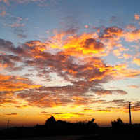 Nuvole colorate dalla luce del tramonto di 