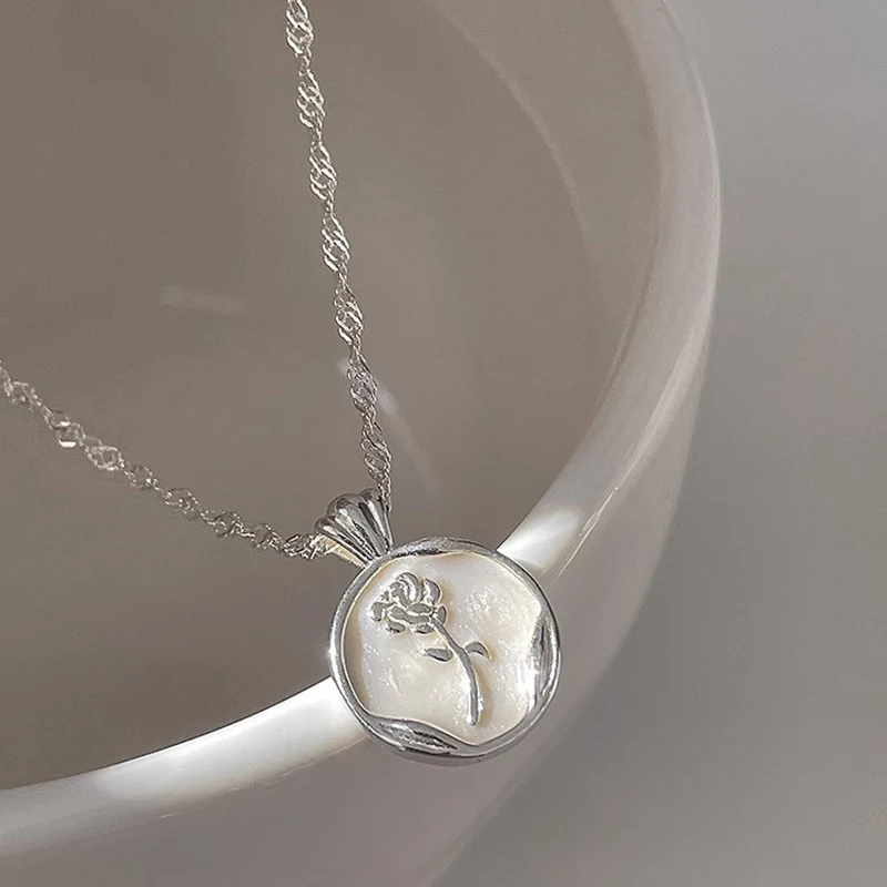 Rose Ronde Ketting Vrouwen Design. Prachtige ketting voor dames, perfect voor dagelijks gebruik of een speciale gelegenheid. Stijlvol en elegant.