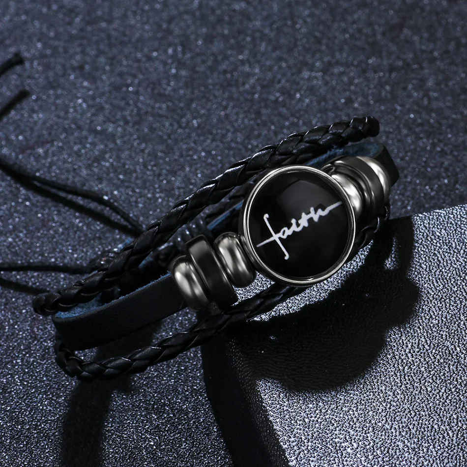 Geweven leren armband met Engelse letters en glazen gesp — Stijlvolle accessoire met geweven leer, glazen gesp en gepersonaliseerde Engelse letters.