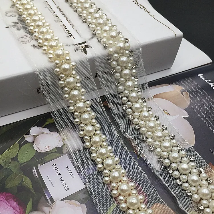 Roupas e acessórios de renda com contas feitos à mão. Elegância atemporal, detalhes requintados, perfeito para ocasiões especiais, realça seu estilo único.