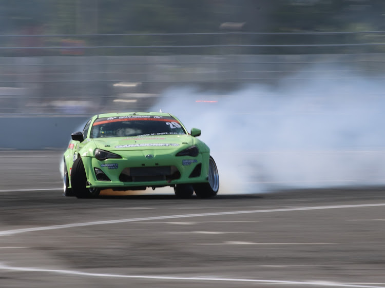 レヴォーグのA-MESSE・D1GP・長坂有紗・EOS R7に関するカスタム事例の投稿画像14枚目