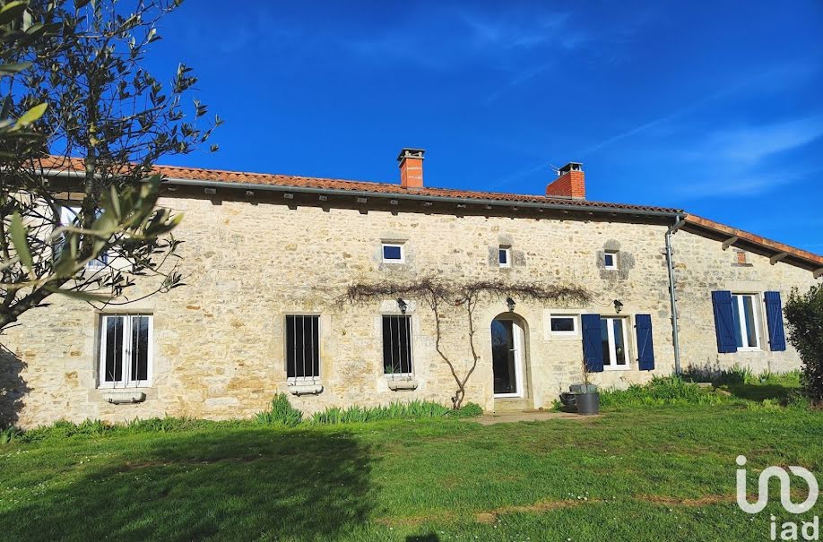 Vente maison 6 pièces 190 m² à Champagne-Mouton (16350), 239 900 €