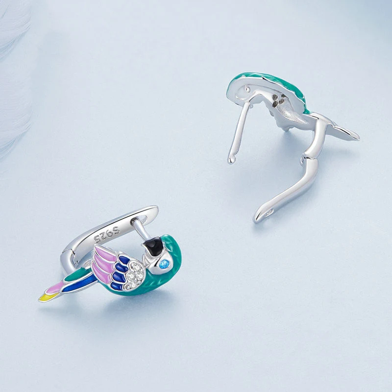 Sterling zilveren zirkoon papegaai oorbellen, een sprankelend en elegant accessoire om een vleugje glamour aan je dagelijkse stijl toe te voegen.