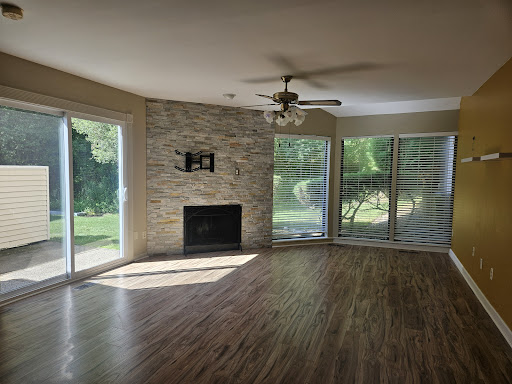 Living room with stone fireplace and large windows - Luxury property for rent in Bethel, 2 bedrooms