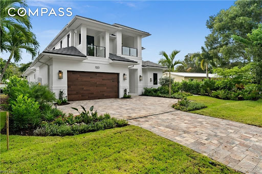 Modern white house with tropical garden - Luxury house for sale in Naples, 3 rooms, 5 bedrooms