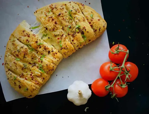 Stuffed Garlic Bread With Cheese Dip