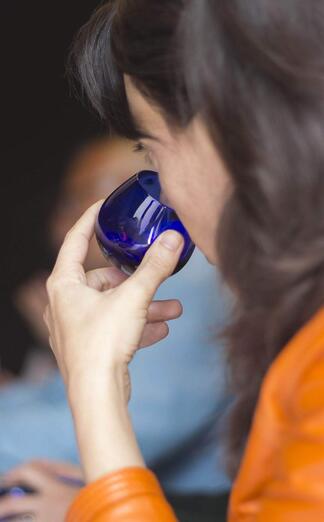 Estudiante catando aceite de oliva virgen extra en un curos de ESAO