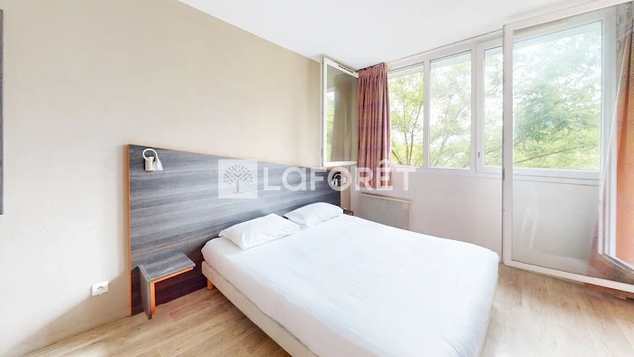 Chambre avec lit double lumineux. Appartement à vendre à CHEVILLY LARUE (54000 € - 20.5 m²) 5