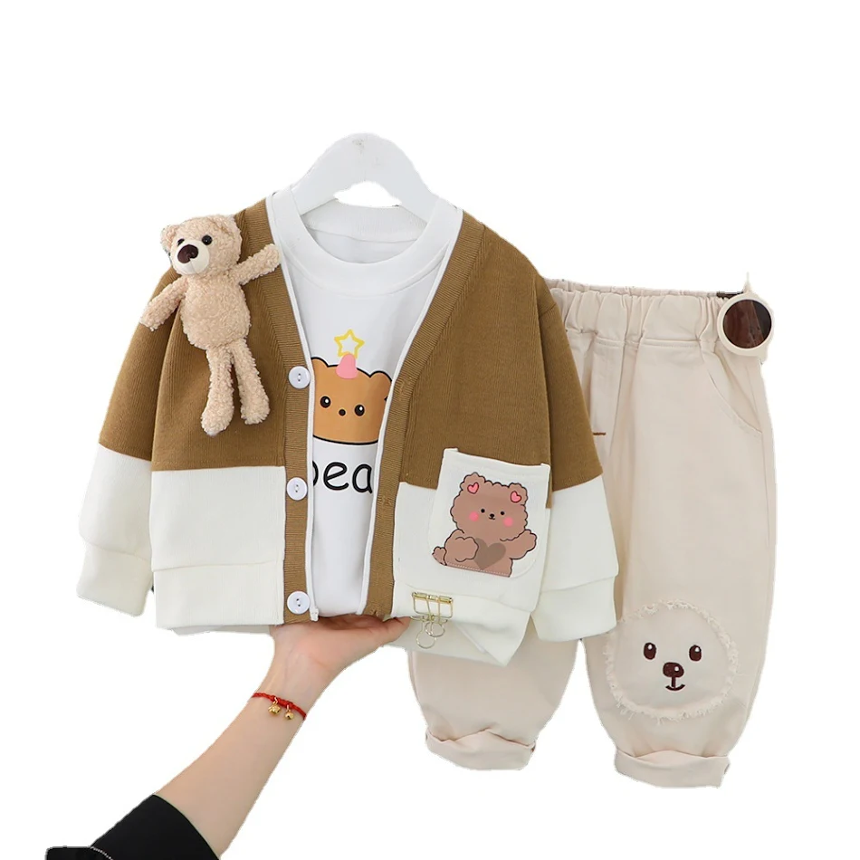 Cardigan Enfant Trois Pièces Printemps Automne Nouveau Ensemble Idéal Veste Douce et Polyvalente pour Enfants Parfait pour la Mi Saison Tenue Confortable
