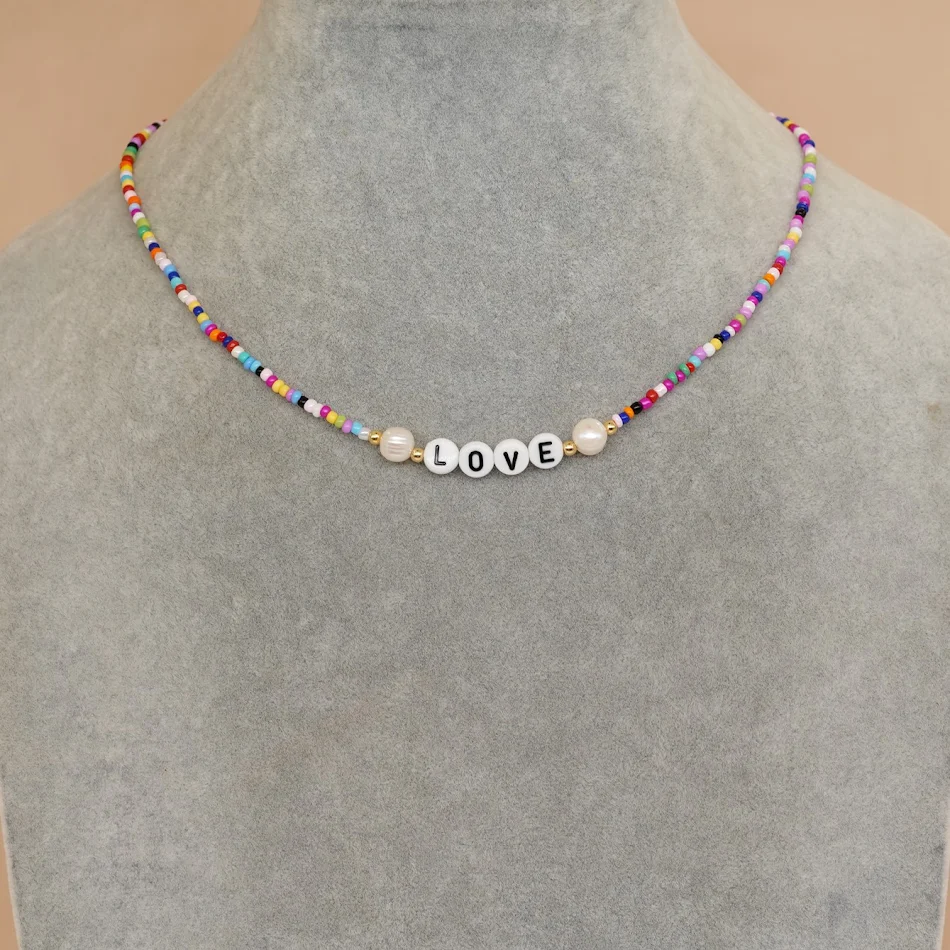 Handgemaakte kleurrijke kralen LOVE parelketting voor dames. Een prachtig sieraad om liefde en stijl te combineren.