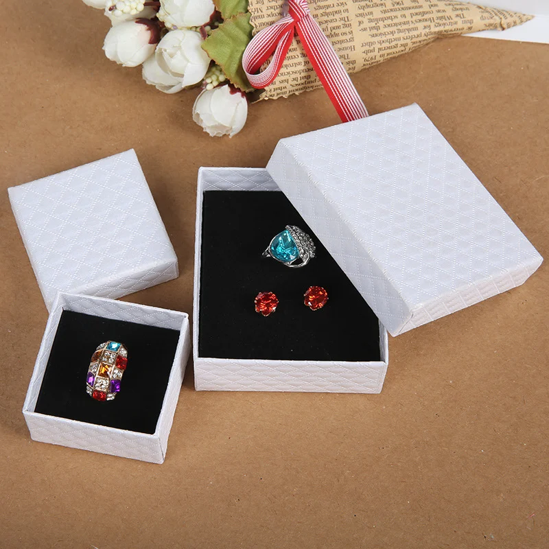 Boîte à bijoux multicolore en gros pour bagues, colliers, pendentifs et boucles d'oreilles. Petite boîte en papier pour ensembles de bijoux.