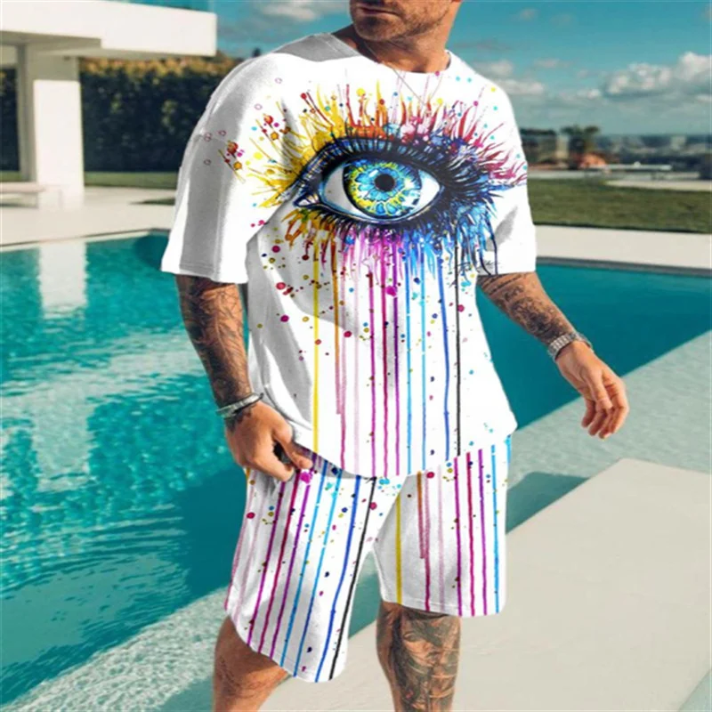 Zweiteiliges Set gestreiftes, mehrfarbiges T-Shirt und Shorts für lässige Sommerlooks. Bequeme Passform, cooler Style für warme Tage.