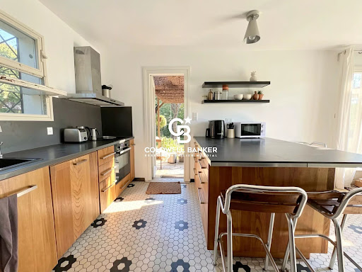 Modern kitchen with wooden central island - House purchase in Hossegor, 6 rooms