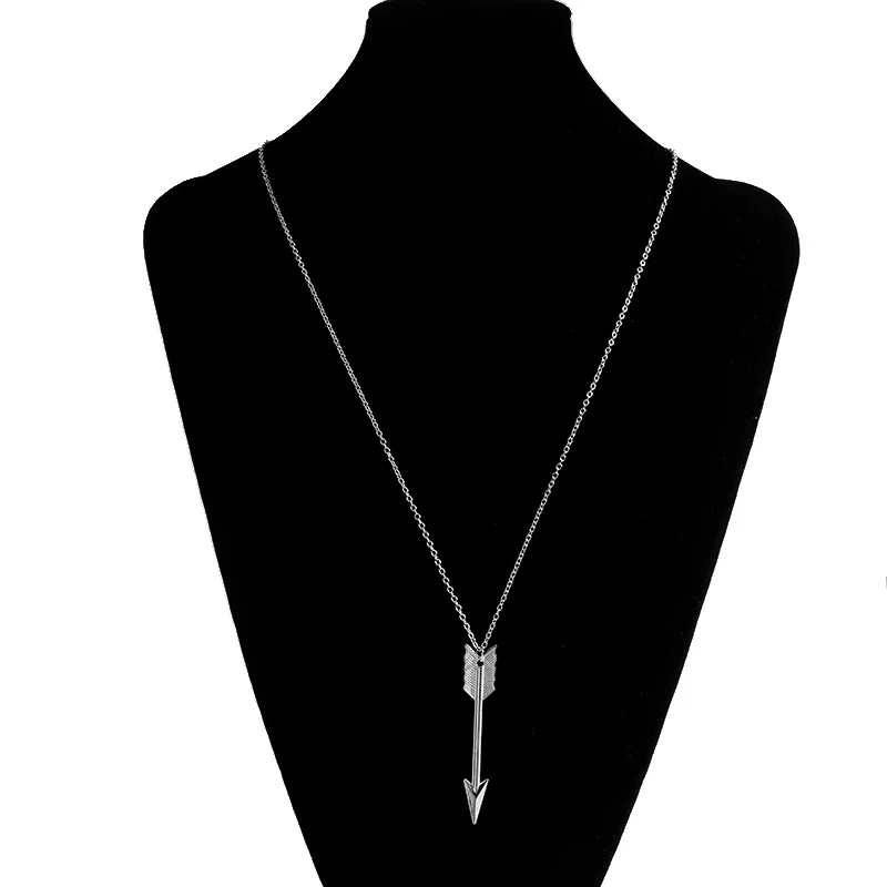 Ornement de mode long populaire avec flèche créative. Un accessoire tendance pour exprimer votre style et ajouter une touche d'originalité à vos tenues.