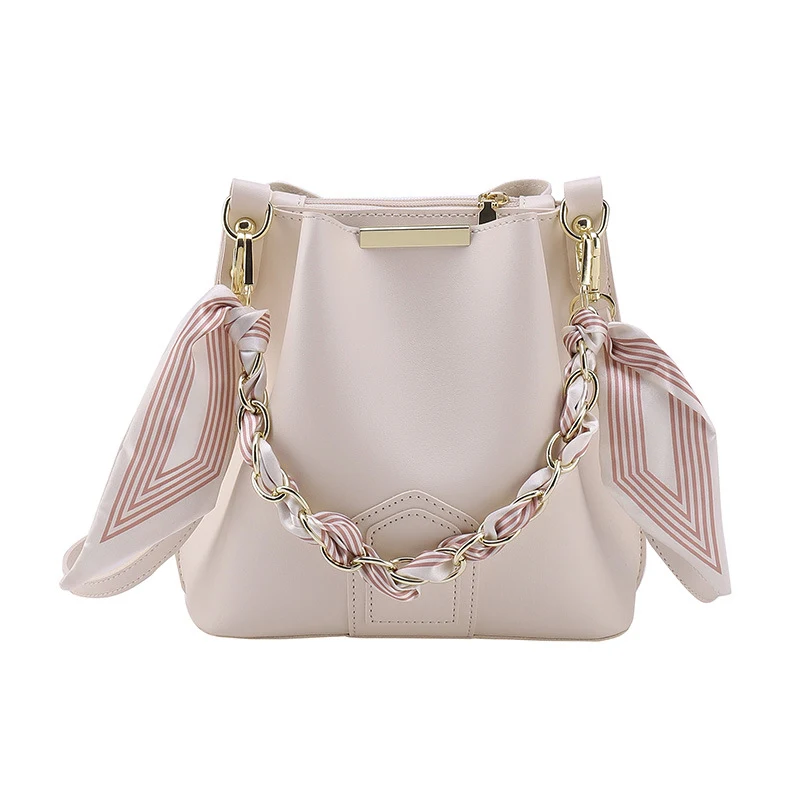 Sac cabas seau en cuir avec anse chaîne, élégant, spacieux et polyvalent, idéal pour un usage quotidien et un style raffiné