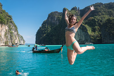 Date a jump from the boat into the lagoon of Phi Leh Bay