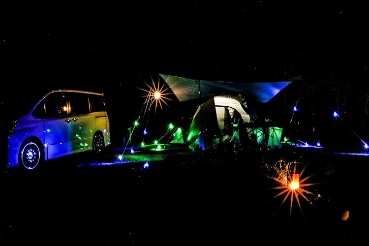 ヴォクシーのキャンプnight scene・滝・水辺に関するカスタム事例の投稿画像1枚目