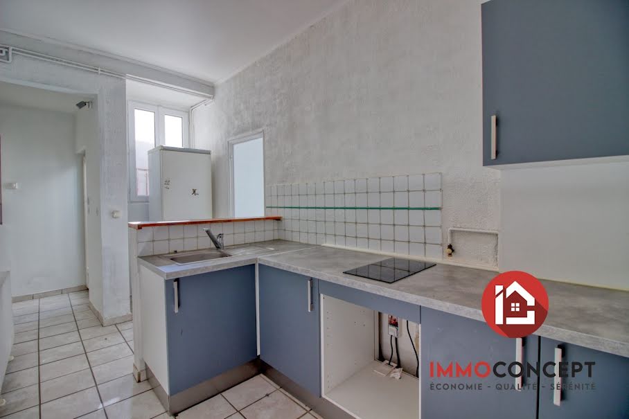 Location  appartement 2 pièces 49 m² à Roquemaure (30150), 470 €