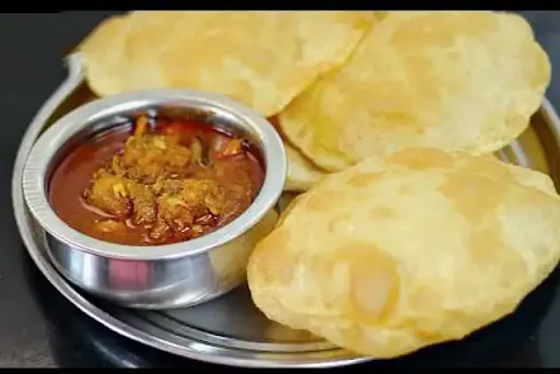 5 Luchi With Chicken Kadhai (2pcs)