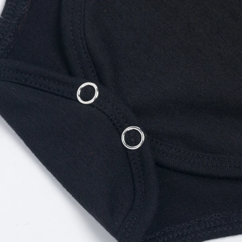Body bébé noir à manches longues avec ailes et couronne – Confortable et adorable, parfait pour les photos et les occasions spéciales de bébé.