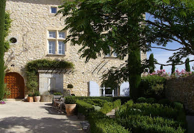 Propriété avec piscine et jardin 2