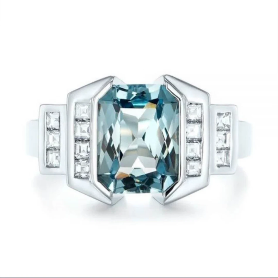 Rechthoekige lichtzeeblauwe zirkonia ring, een elegante en verfijnde ring voor een vleugje kleur en glans bij elke gelegenheid.