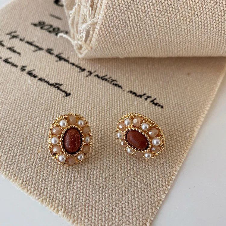 Franse Retro Natuursteen Kristal Parel Oorknopjes Voeg een vleugje vintage charme en tijdloze elegantie toe aan je look met deze prachtige oorbellen.