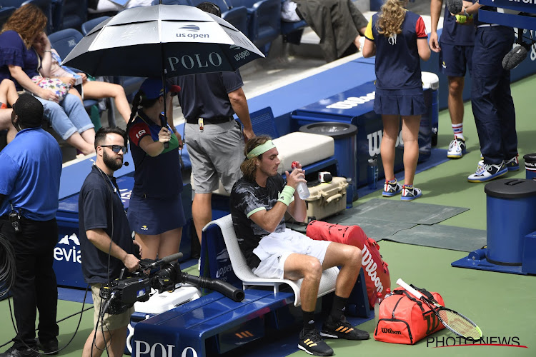 🎥 Geagiteerde Tsitsipas schiet in Franse colère tegen Franse ref: "Jullie zijn allemaal weirdos"