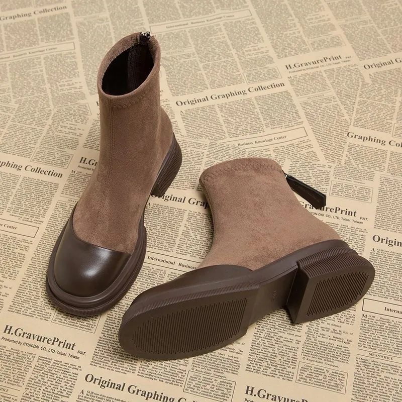 Stivali Martin con cuciture altezza, tacco grosso, suola corta e spessa, per un look chunky e per aumentare l'altezza.
