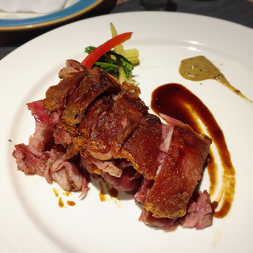 豬腳肉非常非常的軟爛，但是皮不怎麼樣
甜點普普，其他套餐的料理都還不錯