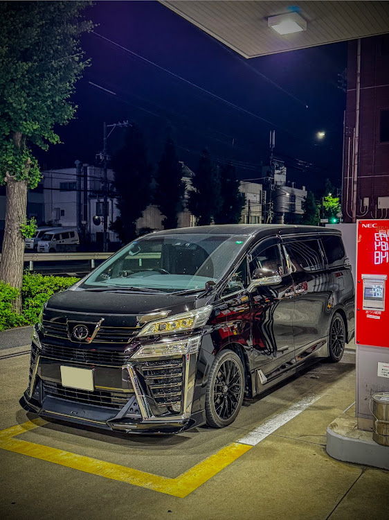 ヴェルファイアのTRDエアロ・ガソリンスタンドは盛れる・アルファード・愛車の差し色に関するカスタム事例の投稿画像1枚目